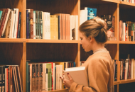 Dama en la biblioteca