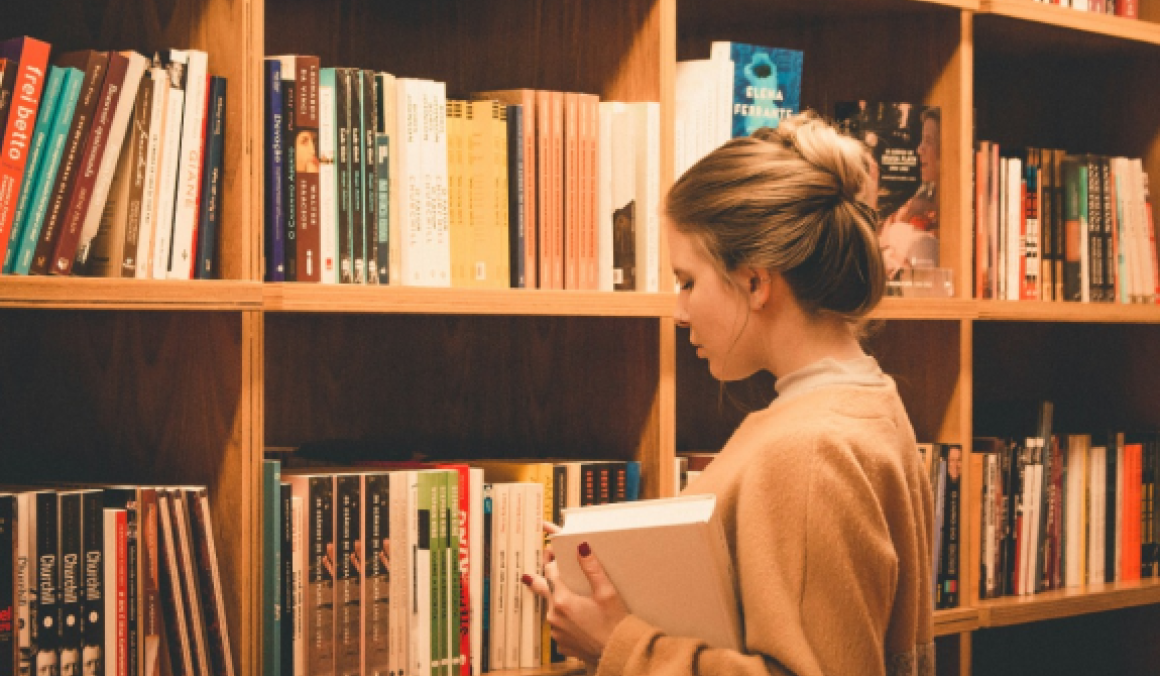 Dama en la biblioteca