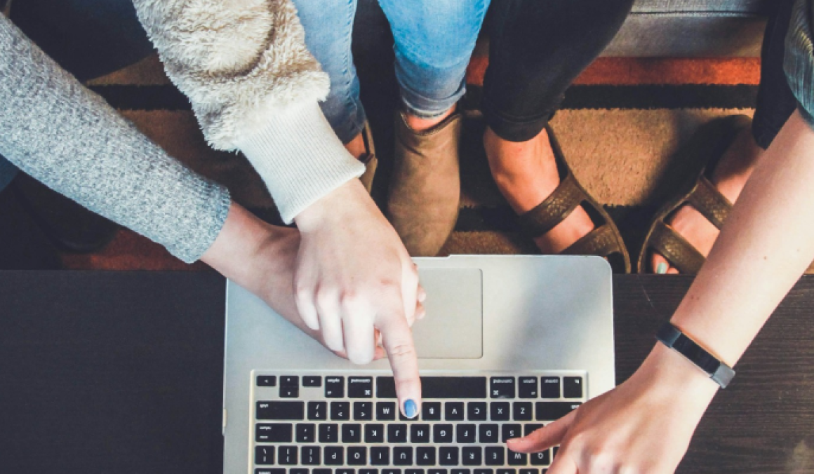 Dos estudiantes frente a la computadora